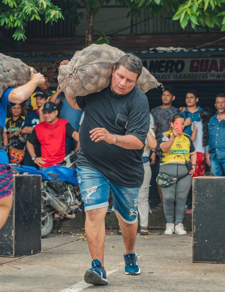 La plaza se une en su tradicional jornada comunitaria